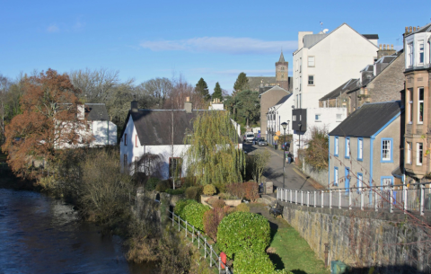 Image of streets in Perth & Kinross showing white houses placed beside a river