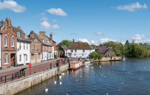 St. Ives, Cambridgeshire featuring colourful houses along the water on a sunny day
